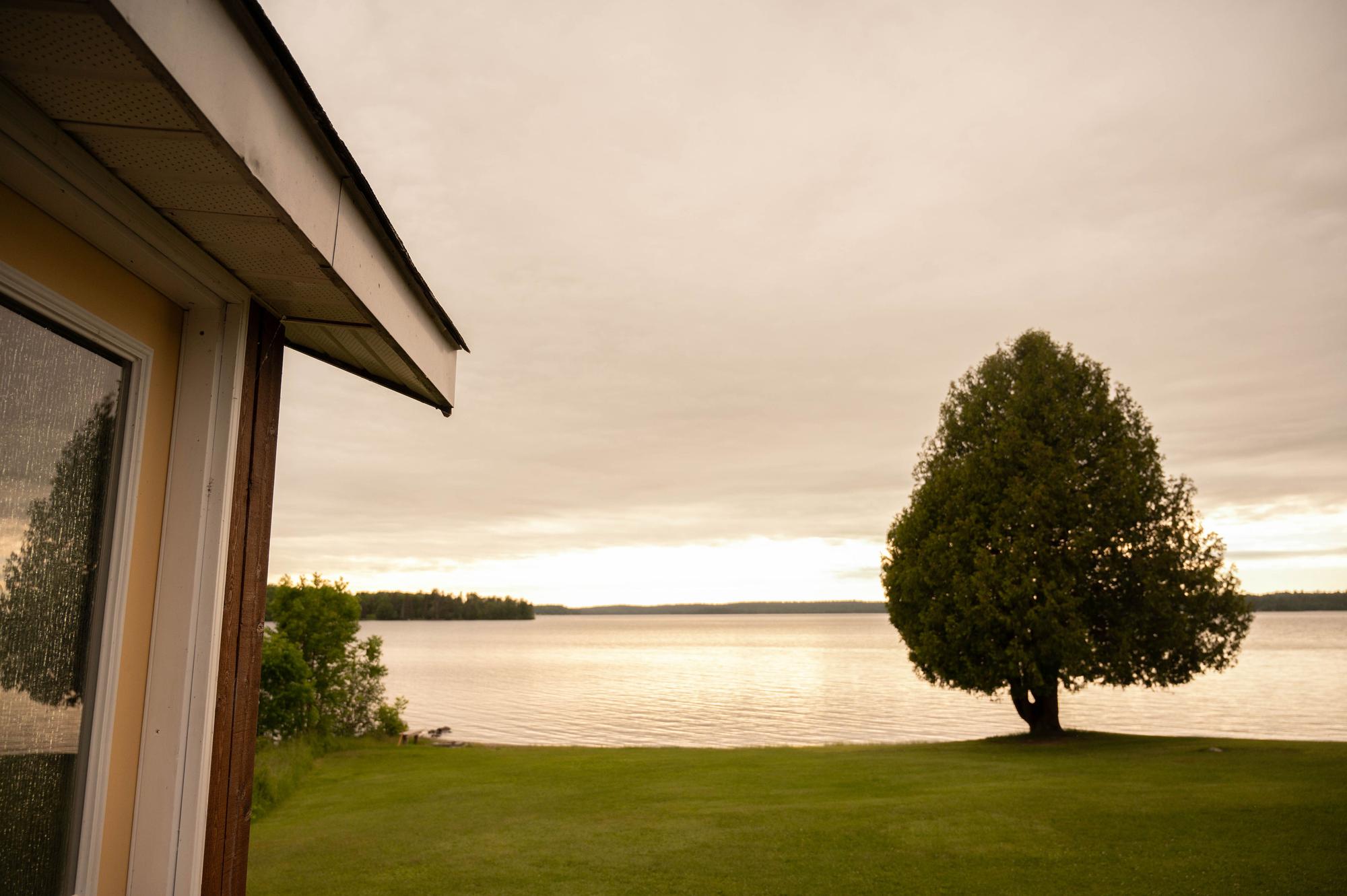 Scenic cottage lake views