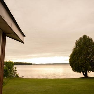 Scenic cottage lake views
