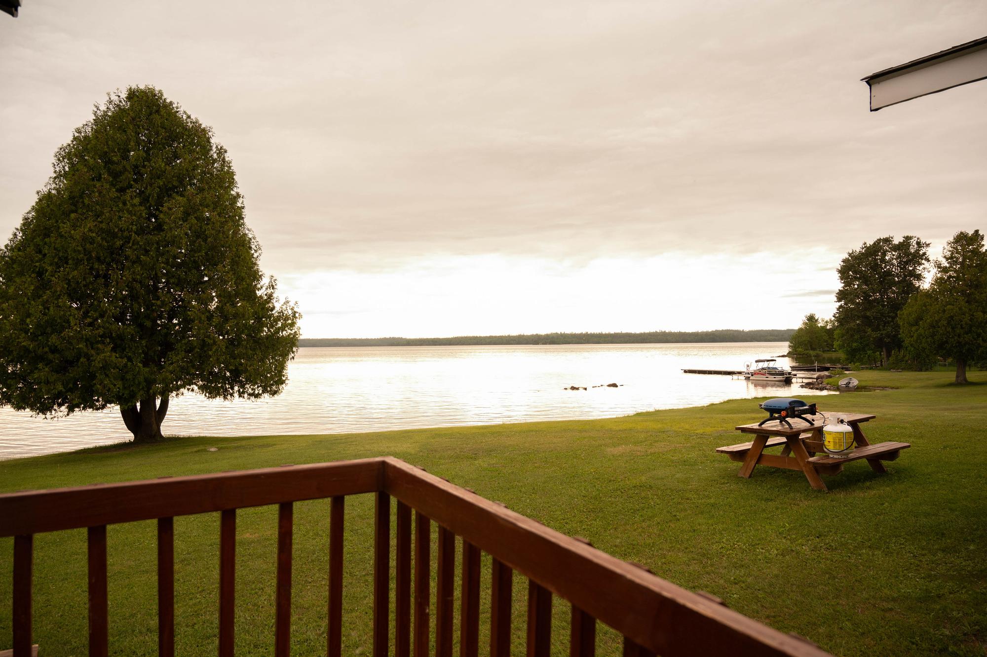 Peaceful lakefront cottage setting