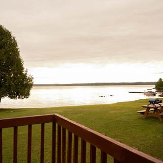 Peaceful lakefront cottage setting